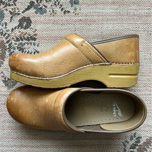 Women’s Dansko Professional Clog Sz 40/9 Honey Distressed
